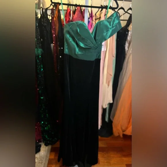 Green and Black Off-Shoulder Dress - Picture 3 of 5